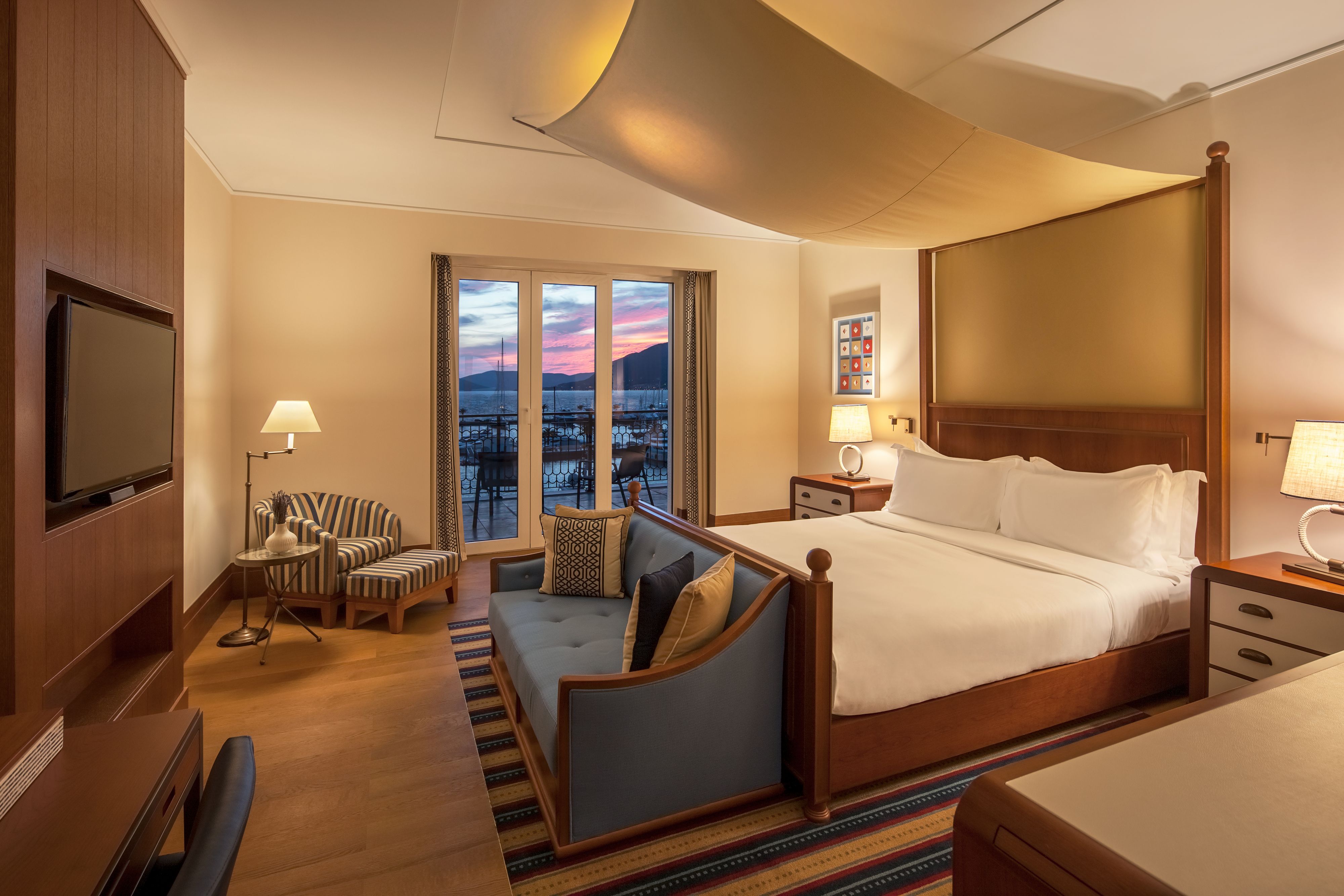 roomssuites-montenegro-deluxroom-seaview-featured_2_16-08-2020-202237.jpg