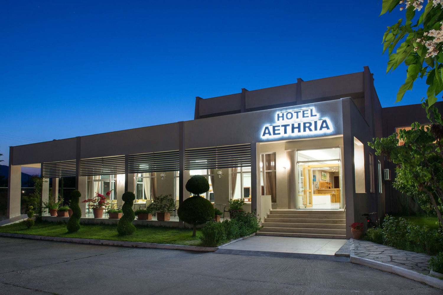 hotel-aethria-exterior-night-05_11-11-2016-203014.jpg