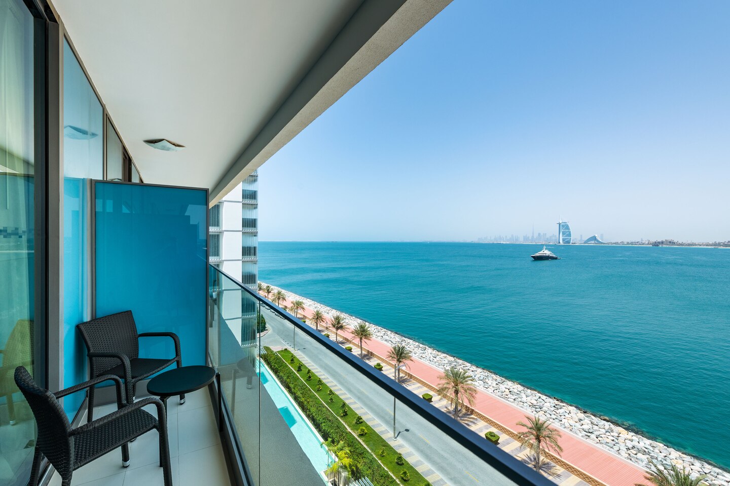 dxbap-guestroom-balcony-seaview-6469-hor-clsc_22-11-2021-094743.jpg