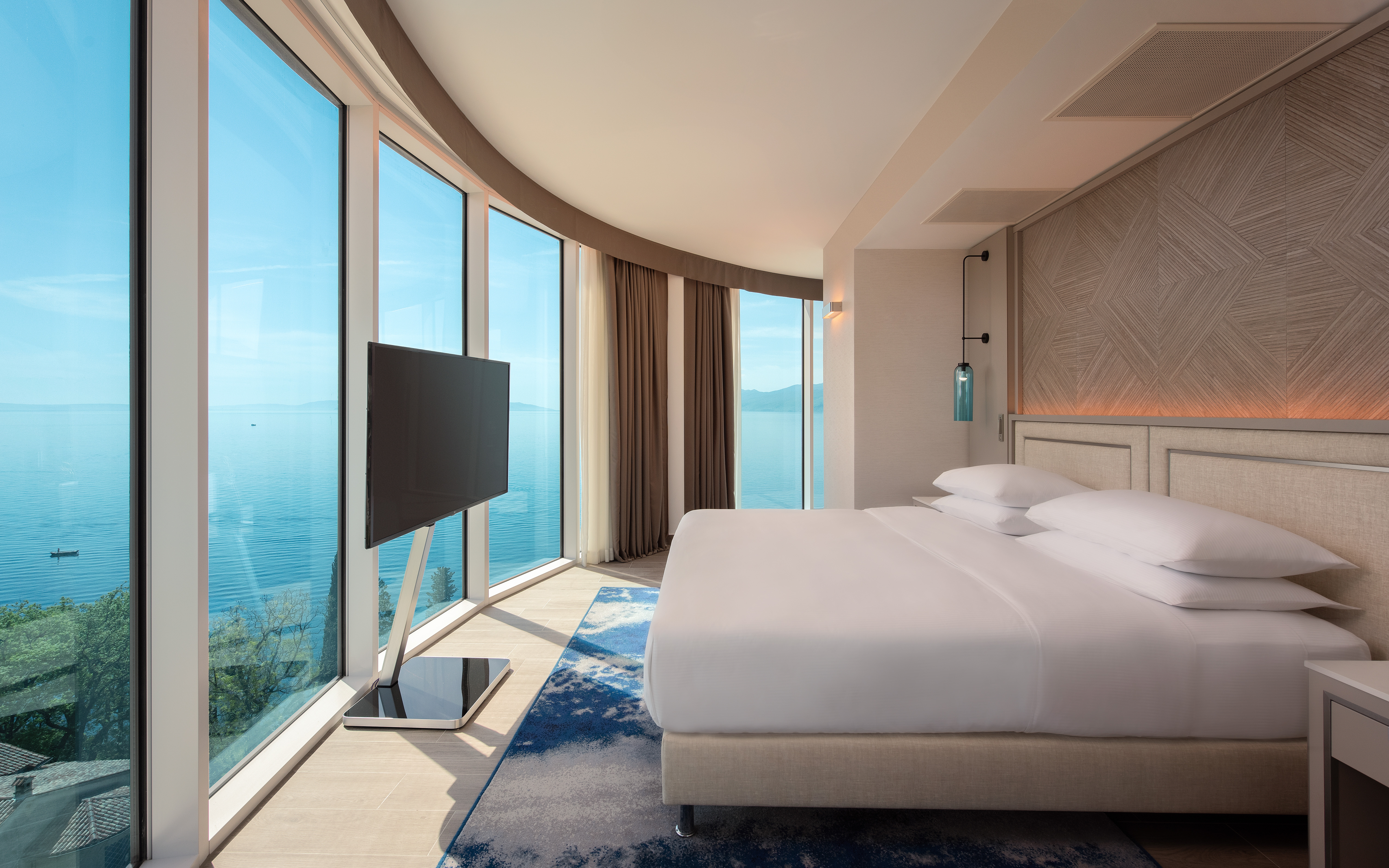 02 RJKOC Panorama Suite With Sea View Bedroom-2_18-03-2022-150120.jpg