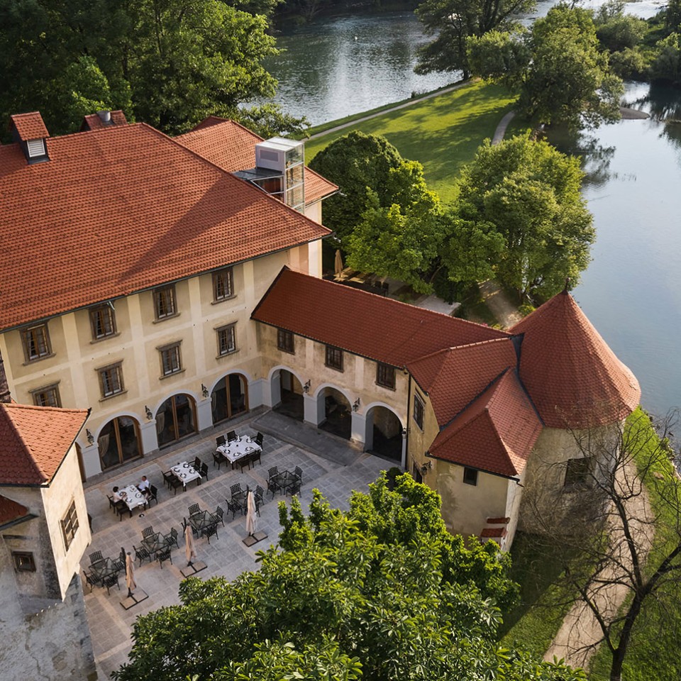Grad-Otocec-romanticni-paket-Hotel_Grad_Otocec-edit__FillWzk2MCw5NjBd_28-08-2025-144802.jpeg